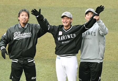 　益田（左）と横山（右）にポーズを取らされる毛利（撮影・佐藤厚）