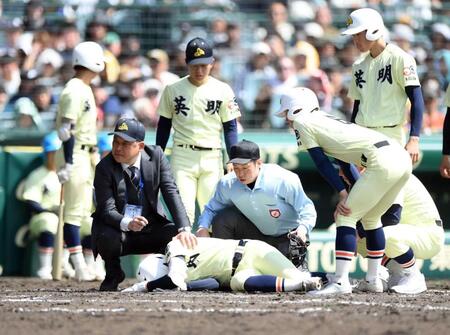 　４回、死球を受け倒れ込む榎本（撮影・開出牧）