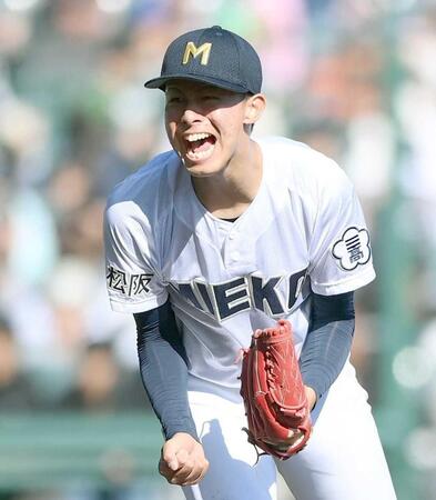 　８回、谷渕を空振り三振に仕留め、ほえる三重・古川