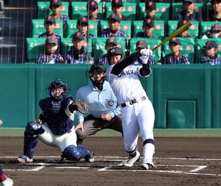 １回、右に先制適時二塁打を放つ中京大中京・松田知輝（撮影・山口登）