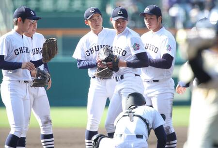 １回、マウンドに集まる先発・安藤歩叶（右から２人目）ら中京大中京ナイン（撮影・坂部計介）