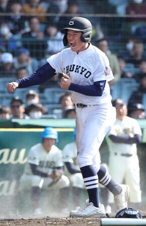 ５回、中京大中京・半田直暉が生還し、ガッツポーズ（撮影・坂部計介）