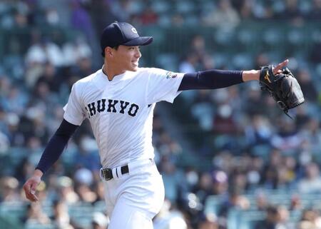 ７回を投げ終え、笑顔でベンチに戻る中京大中京・安藤歩叶（撮影・坂部計介）