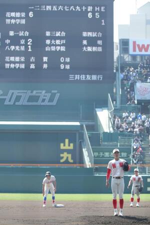 １回、２番手で登板した智弁学園・高井周平も花咲徳栄打線につかまり、６点のリードを許す展開に（撮影・坂部計介）