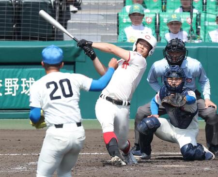 ４回、２点適時二塁打を放つ智弁学園・逢坂悠誠（撮影・中田匡峻）