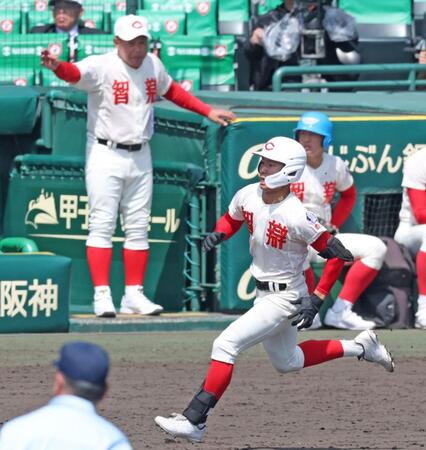 ３回、ライトへ適時二塁打を放つ智弁学園・多井桔平（撮影・中田匡峻）