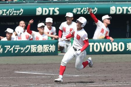 ３回、ライトへ適時三塁打を放つ智弁学園・北川温久（撮影・中田匡峻）