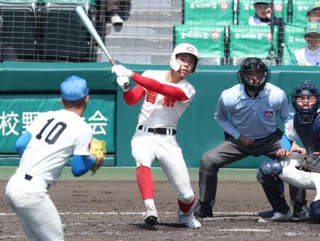 ３回、花咲徳栄・古賀夏音樹（１０）から中犠飛を放つ智弁学園・馬場井律稀（撮影・中田匡峻）