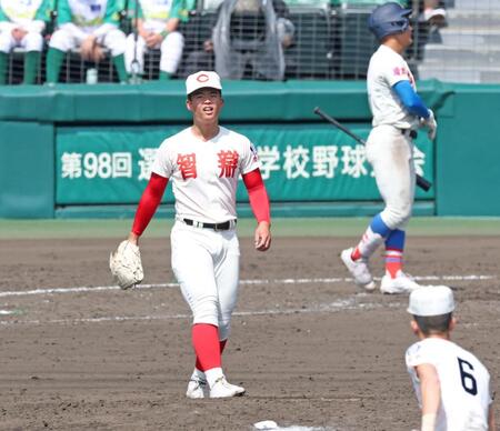 ５回、締まった表情を見せる智弁学園・杉本真滉（撮影・中田匡峻）