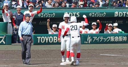 ６回、智弁学園・添本一輝（２０）が右前適時打を放ち盛り上がる智弁学園ナイン（撮影・中田匡峻）