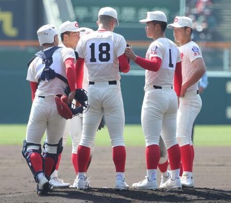 初回のピンチにマウンドに集まる智弁ナイン（撮影・坂部計介）