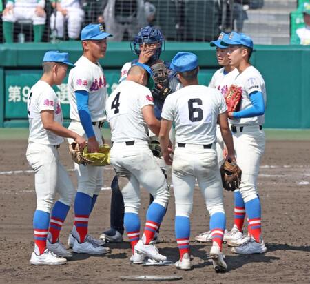 ６回、マウンドに集まる黒川凌大（左から２人目）ら花咲徳栄ナイン（撮影・中田匡峻）