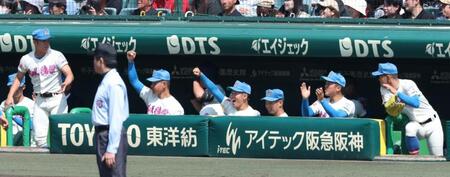 ２回、適時打に盛り上がる花咲徳栄ナイン（撮影・中田匡峻）