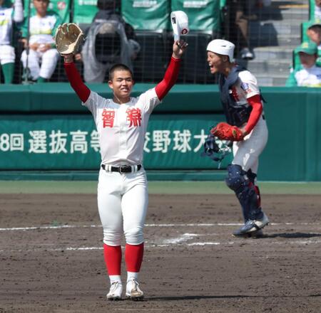 ９回、両手を広げる智弁学園・杉本真滉（撮影・中田匡峻）