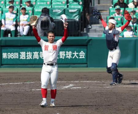 ９、両手を挙げる智弁学園・杉本真滉（左）と智弁学園・角谷哲人の智弁学園バッテリー（撮影・中田匡峻）