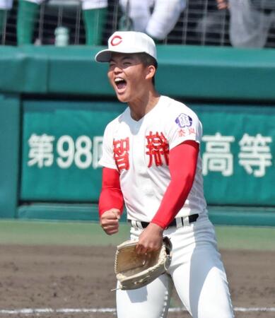 ７回花咲徳栄２死一塁、花咲徳栄・岩井隆監督を空振り三振に斬り、ほえる智弁学園・杉本真滉＝甲子園（撮影・中田匡峻）