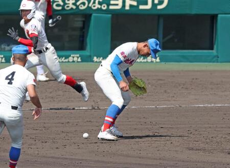 ５回、打球処理にもたつき生還を許す花咲徳栄・黒川凌大（撮影・中田匡峻）