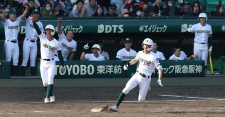 ８回、中前に勝ち越し適時打を放つ専大松戸・瀬谷應我（撮影・中田匡峻）