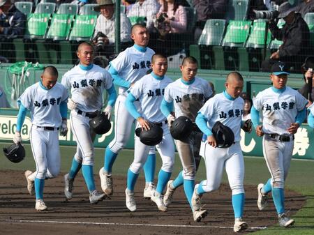 専大松戸に敗れ、あいさつへ向かう菰田陽生（左から３人目）ら山梨学院ナイン（撮影・中田匡峻）