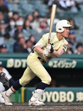 ７回、右前に適時打を放つ松原