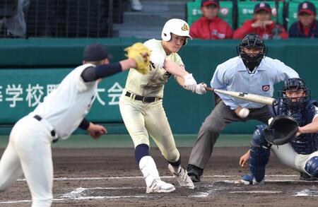 ７回、大阪桐蔭・川本晴大（手前）から右前に同点適時打を放つ英明・松原蒼真（撮影・中田匡峻）