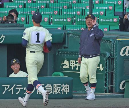 ３回を投げ終えた英明・冨岡琥希（左）に声をかける英明・香川純平監督（撮影・中田匡峻）