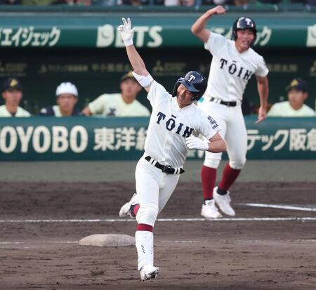 ６回、ライトへ勝ち越しソロを放った大阪桐蔭・谷渕瑛仁（撮影・中田匡峻）