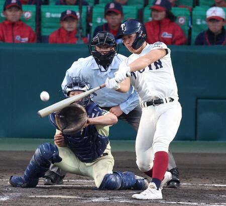 ８回、勝ち越しの中犠飛を放つ大阪桐蔭・藤田大翔（撮影・中田匡峻）