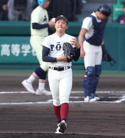 １回、英明・高田斗稀に二塁打を浴び、ピンチを招いた大阪桐蔭・小川蒼介（撮影・中田匡峻）