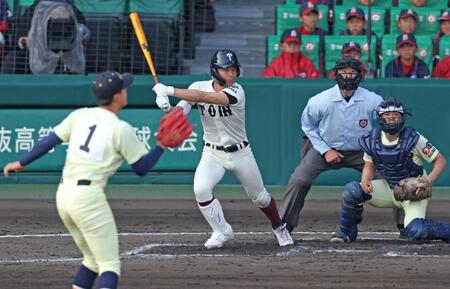 ３回、英明・冨岡琥希（１）からレフトへ同点適時二塁打を放つ大阪桐蔭・谷渕瑛仁（撮影・中田匡峻）