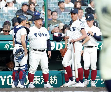 ３回の守備を終えたナインを迎える大阪桐蔭・西谷浩一監督（左から２人目）＝撮影・西田忠信