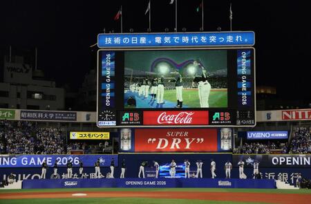 開幕セレモニーで握手する池山監督と相川監督（中央）＝撮影・石井剣太郎