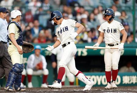 ６回、勝ち越しソロを放った大阪桐蔭・谷渕瑛仁（中央）＝撮影・西田忠信