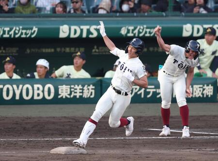６回、ライトへ勝ち越しソロを放った大阪桐蔭・谷渕瑛仁（撮影・中田匡峻）