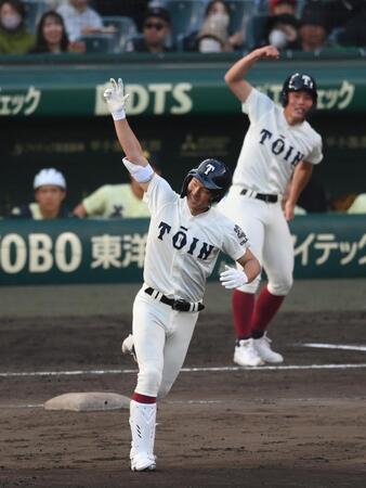 ６回、右越え本塁打を放ち喜ぶ谷渕