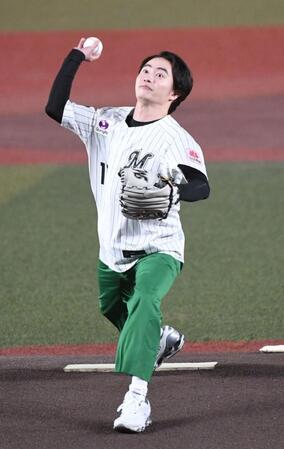 始球式を行う森永悠希（撮影・佐藤厚）