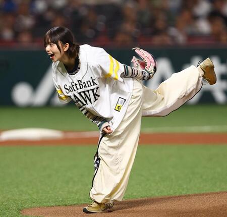 始球式を務める齋藤飛鳥（撮影・中島達哉）