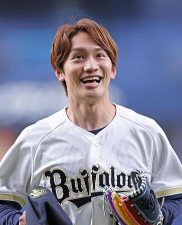 開幕戦の始球式を務め笑顔を見せる藤原丈一郎（撮影・立川洋一郎）