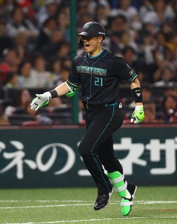 １回、先制２ランを放ち、ダイヤモンドを回る清宮幸（撮影・中島達哉）