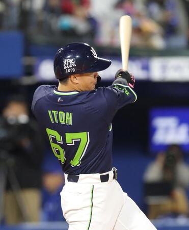 ヤクルト 8番の伊藤が衝撃の逆転2ラン 球場はざわつき騒然