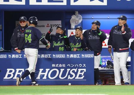 ２回、伊藤の逆転２ランで生還した岩田（６４）を迎える池山監督（左から３人目）＝撮影・石井剣太郎