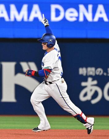 １回、先頭打者本塁打を放ちポーズを決める牧