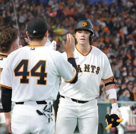 巨人・ダルベックがバックスクリーンへ来日１号　初回先頭打者弾のキャベッジと開幕戦アーチそろい踏み