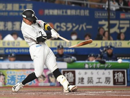 ４回、松川は左前適時打を放つ（撮影・佐藤厚）