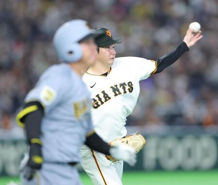 ５回、村上（左）のバントで一塁へ送球する竹丸（撮影・西岡正）