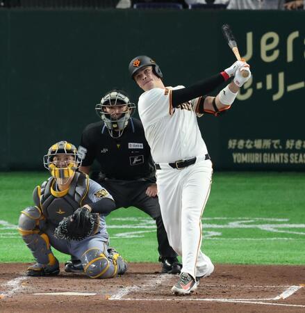 ４回、中越えソロを放つダルベック（撮影・金田祐二）