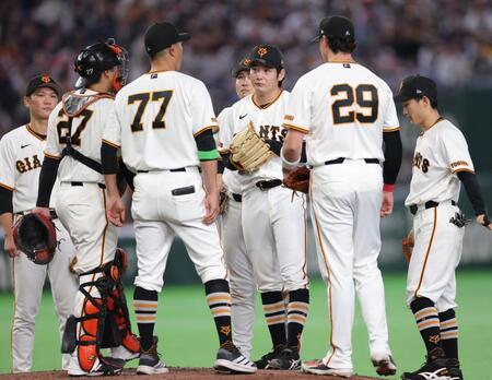 ４回のピンチで竹丸（中央）の元へ集まる巨人ナイン（撮影・西岡正）