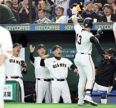 １回、先制ソロを放ったキャベッジを歓喜で迎える阿部監督（奥右から２人目）＝撮影・田中太一