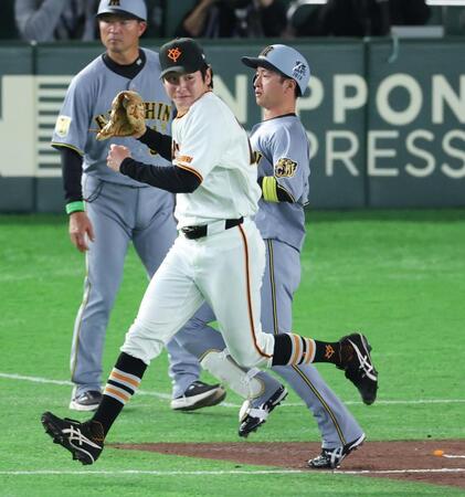 ５回、近本を一ゴロにしとめた竹丸（撮影・金田祐二）