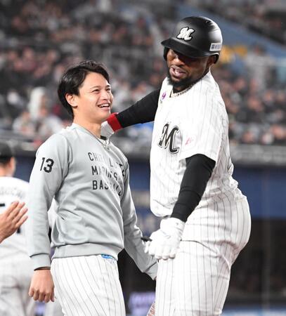 ８回、右越えに本塁打を放ったポランコ（右）を笑顔で迎える毛利（撮影・佐藤厚）